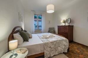 2 bedrooms, desk