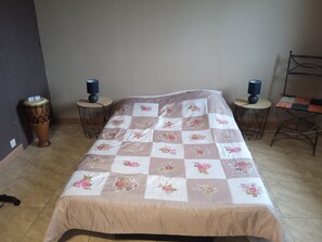 5 bedrooms, iron/ironing board, internet, bed sheets