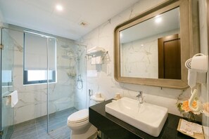 Phòng 2 giường đơn Premium | Phòng tắm | Dép đi trong nhà 