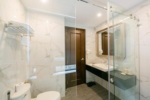 Kahden hengen premium-huone | Kylpyhuone | Tohvelit