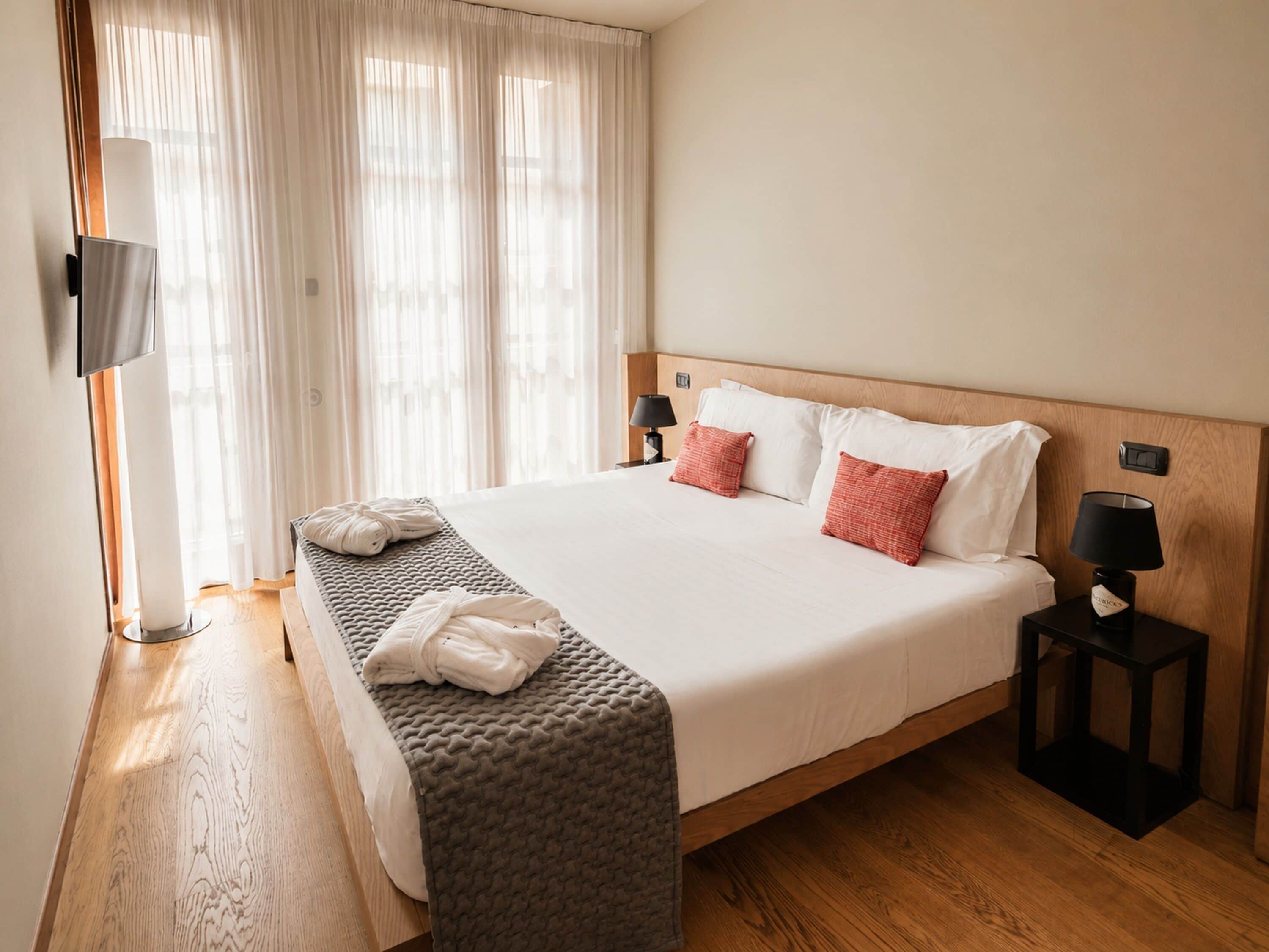 Deluxe-Apartment, Balkon, Seeblick | Zimmersafe, schallisolierte Zimmer, Bügeleisen/Bügelbrett