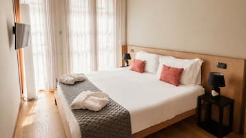 Deluxe-Apartment, Balkon, Seeblick | Zimmersafe, schallisolierte Zimmer, Bügeleisen/Bügelbrett