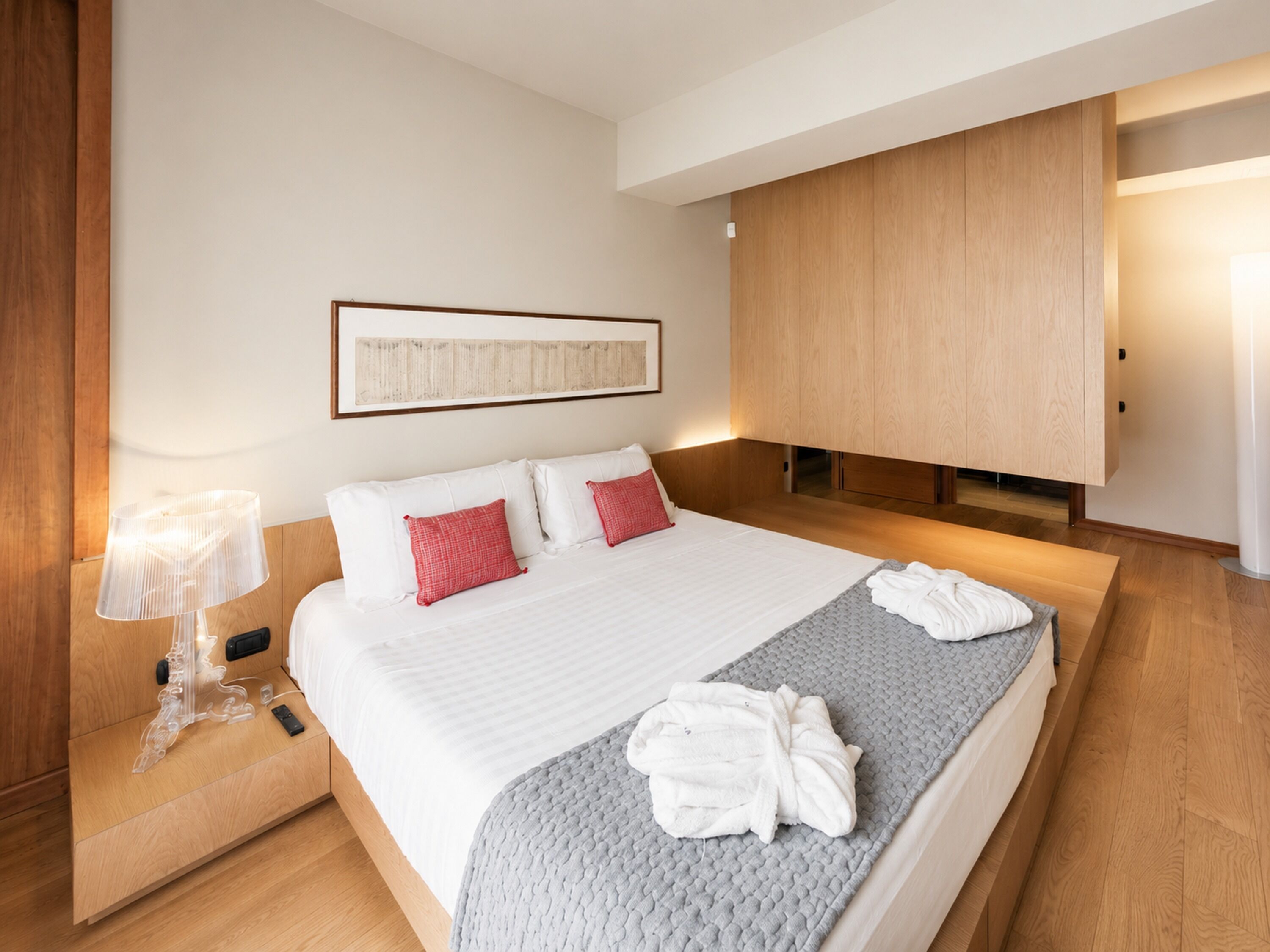 Deluxe-Apartment, Balkon, Seeblick | Zimmersafe, schallisolierte Zimmer, Bügeleisen/Bügelbrett