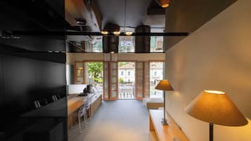 Appartamento Deluxe, balcone, vista lago | Area soggiorno | TV a schermo piatto