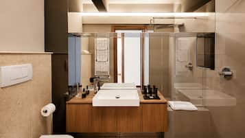 Appartamento Deluxe, balcone, vista lago | Bagno | Bidet