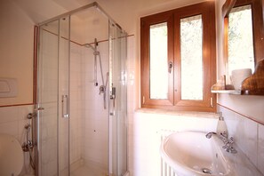 Shower, hair dryer, bidet, towels - House in the Chianti countryside of the Sienese hills (Toscana)