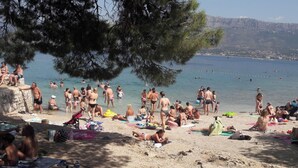 A beach with people sunbathing and swimming. - Comfortable Apartment in the Center of Split (Split)