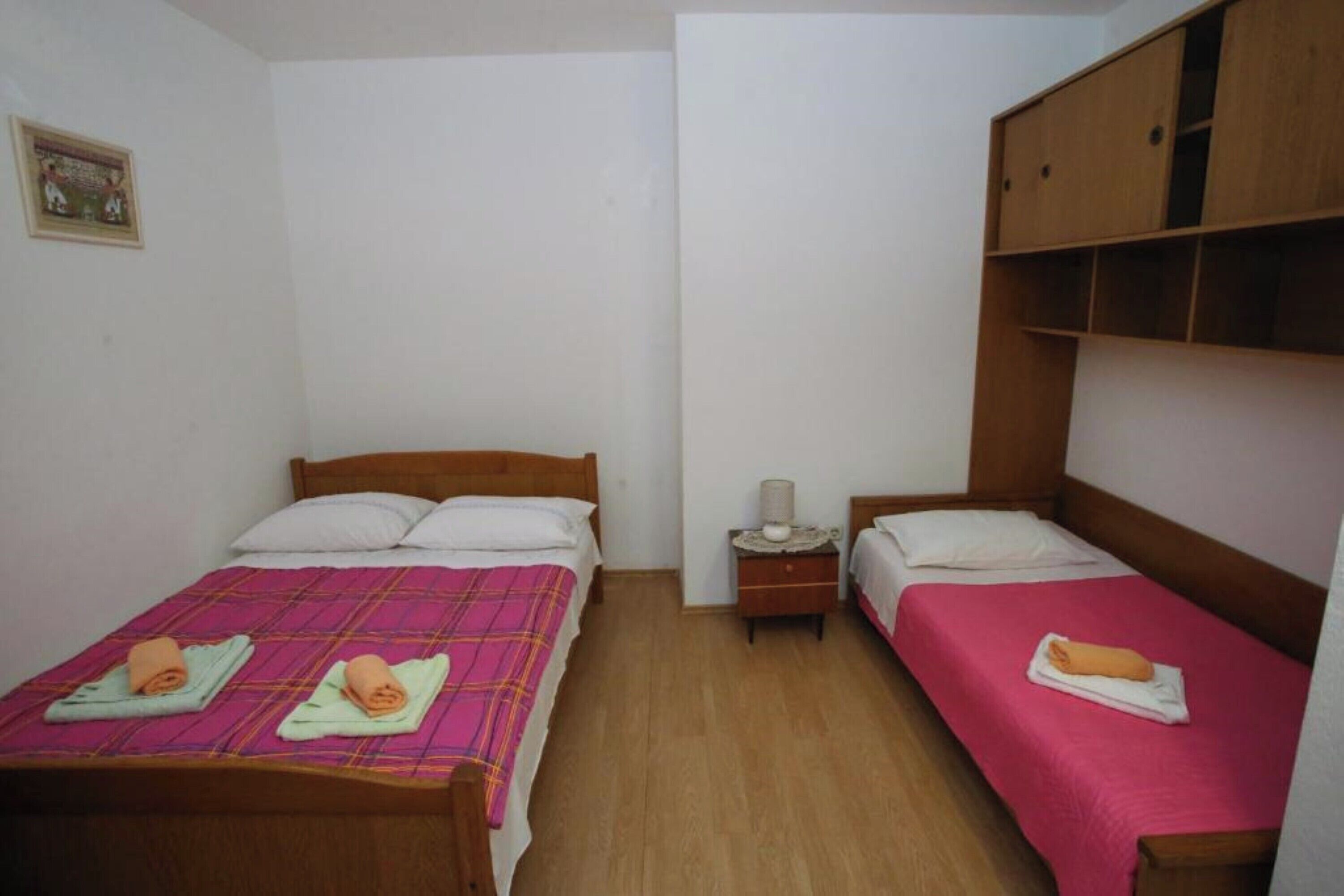 2 dormitorios, tabla de planchar con plancha, wifi gratis y ropa de cama