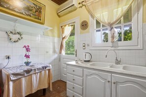Shower, hair dryer, towels - Flat near Corfu Airport with Balcony, Wi-Fi, and Air Conditioning (Kastania)