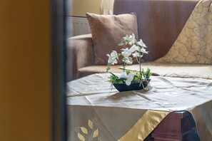 A table with a white tablecloth and a small plant arrangement. - Flat near Corfu Airport with Balcony, Wi-Fi, and Air Conditioning (Kastania)