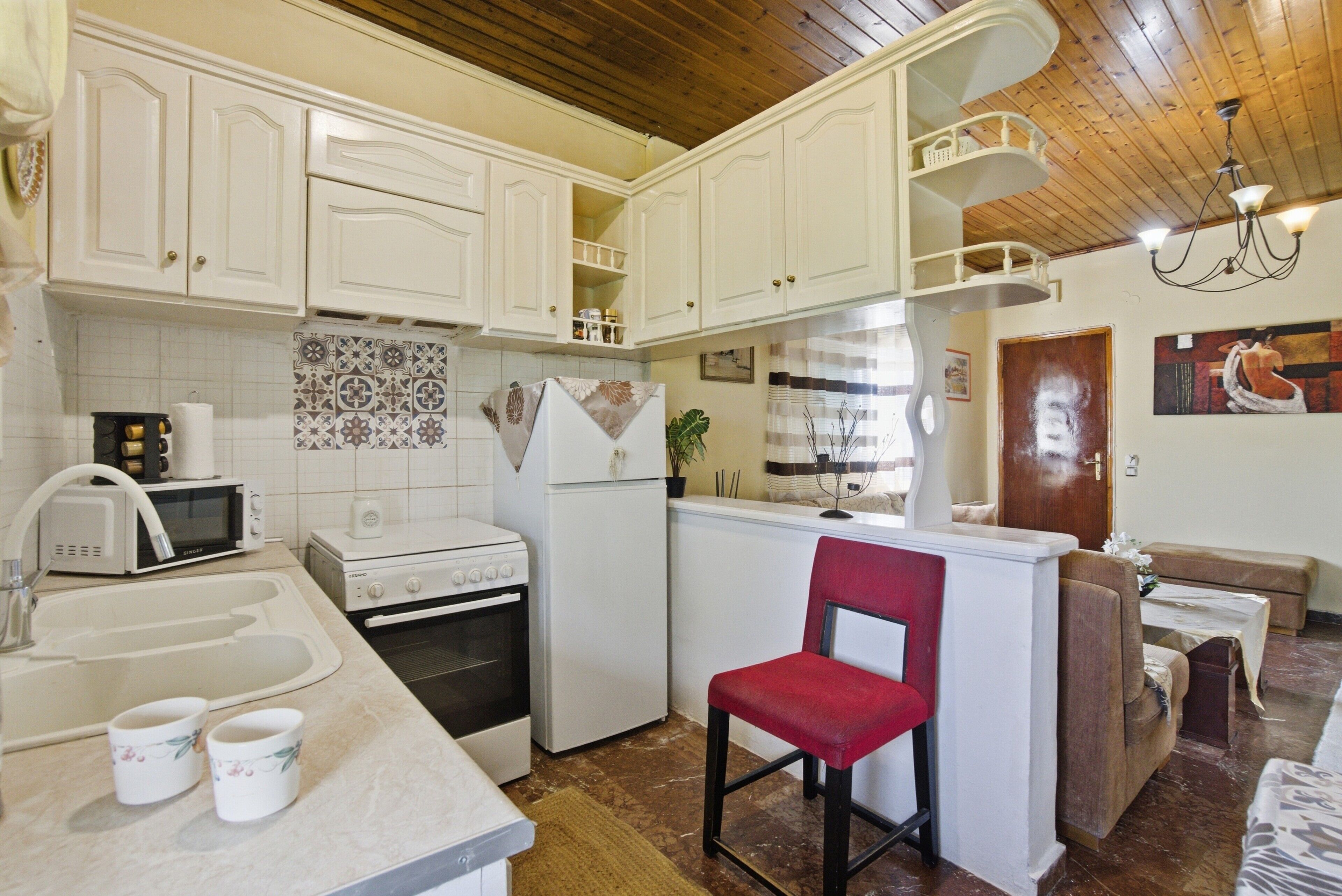 Fridge, oven, stovetop, electric kettle