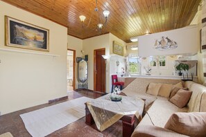TV - Flat near Corfu Airport with Balcony, Wi-Fi, and Air Conditioning (Kastania)