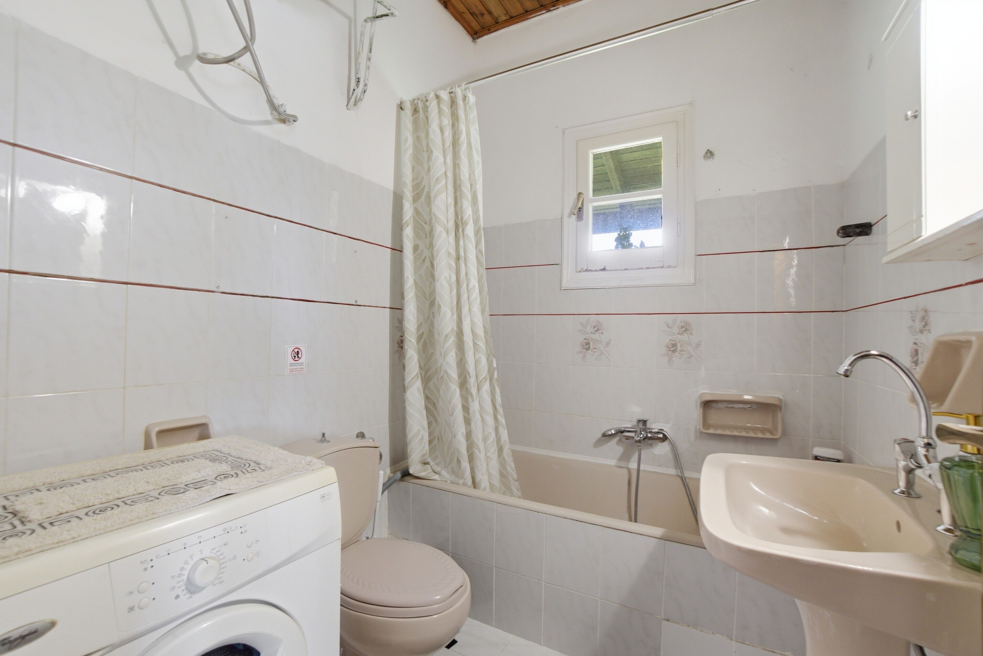 Douche, sèche-cheveux, serviettes fournies