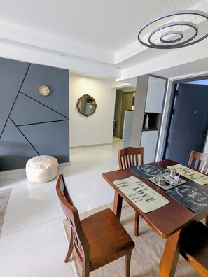 Dining - Luxury 2-BR apartment in Westlands, with children's playground and gym access. (Nairobi)