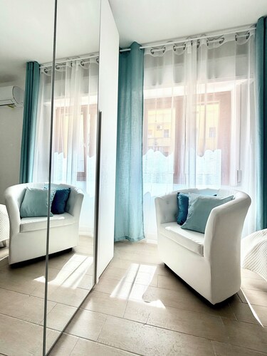 New Apartment sleeps 6 near the sea and historic center