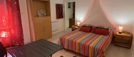 1 habitación, tabla de planchar con plancha, wifi y ropa de cama