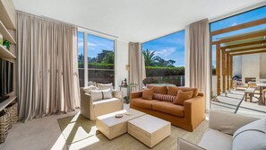 Smart TV, fireplace