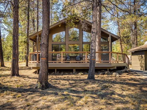 Cozy Sunriver Gateway: Beautiful Windows, Deck, Games + SHARC