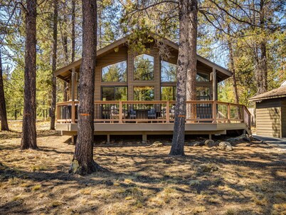 Cozy Sunriver Gateway: SHARC, Beautiful Windows, Deck, Games, Bikes