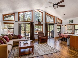 Smart TV, fireplace - Cozy 2-bedroom house in Sunriver with outdoor adventure and amenities (Sunriver)