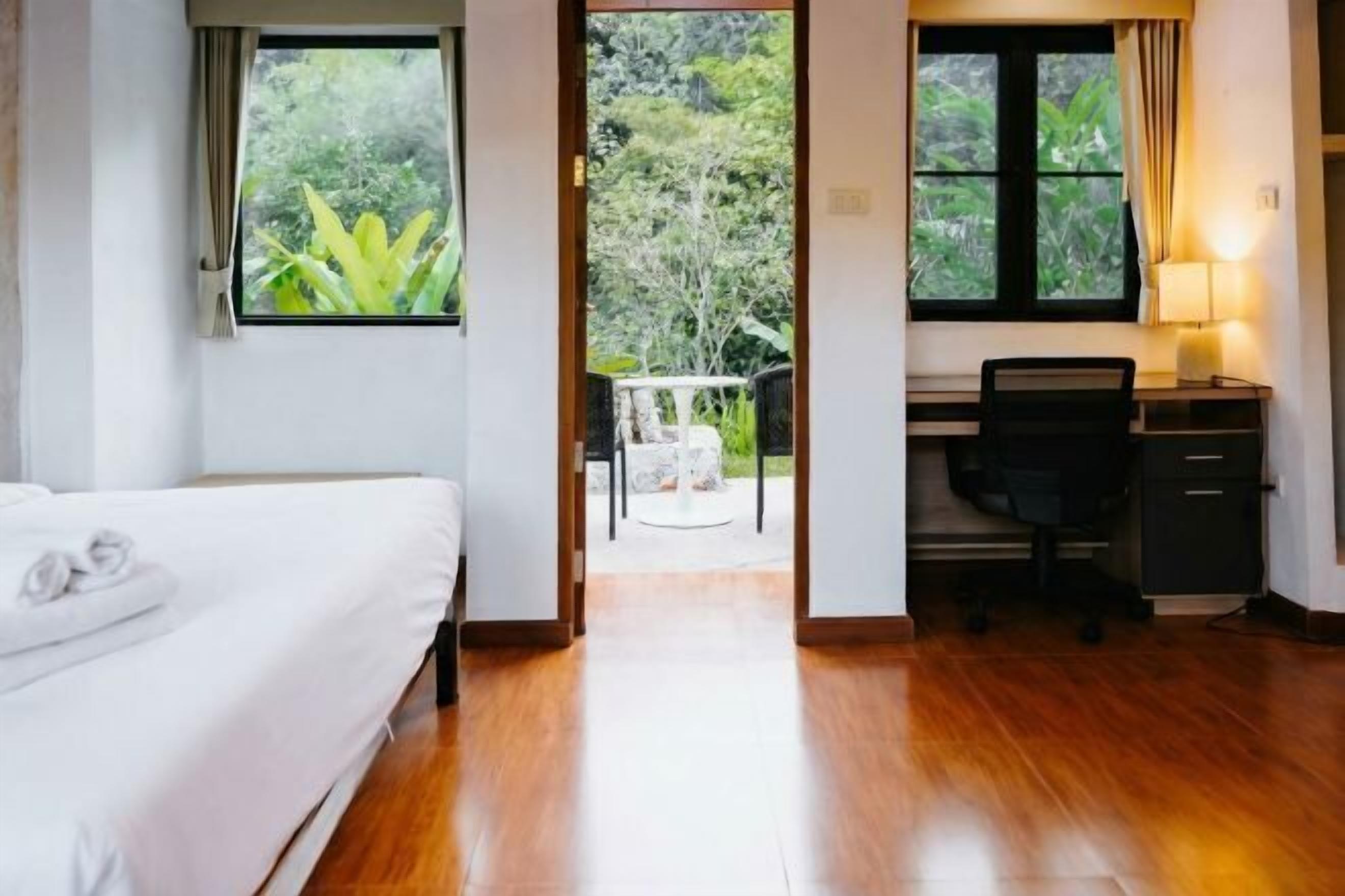 Desk, laptop workspace, free cots/infant beds, free WiFi