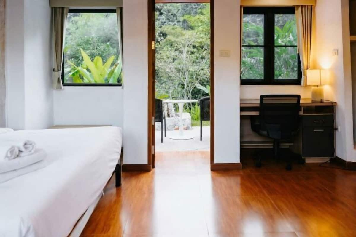 Desk, laptop workspace, cribs (free), WiFi (free)