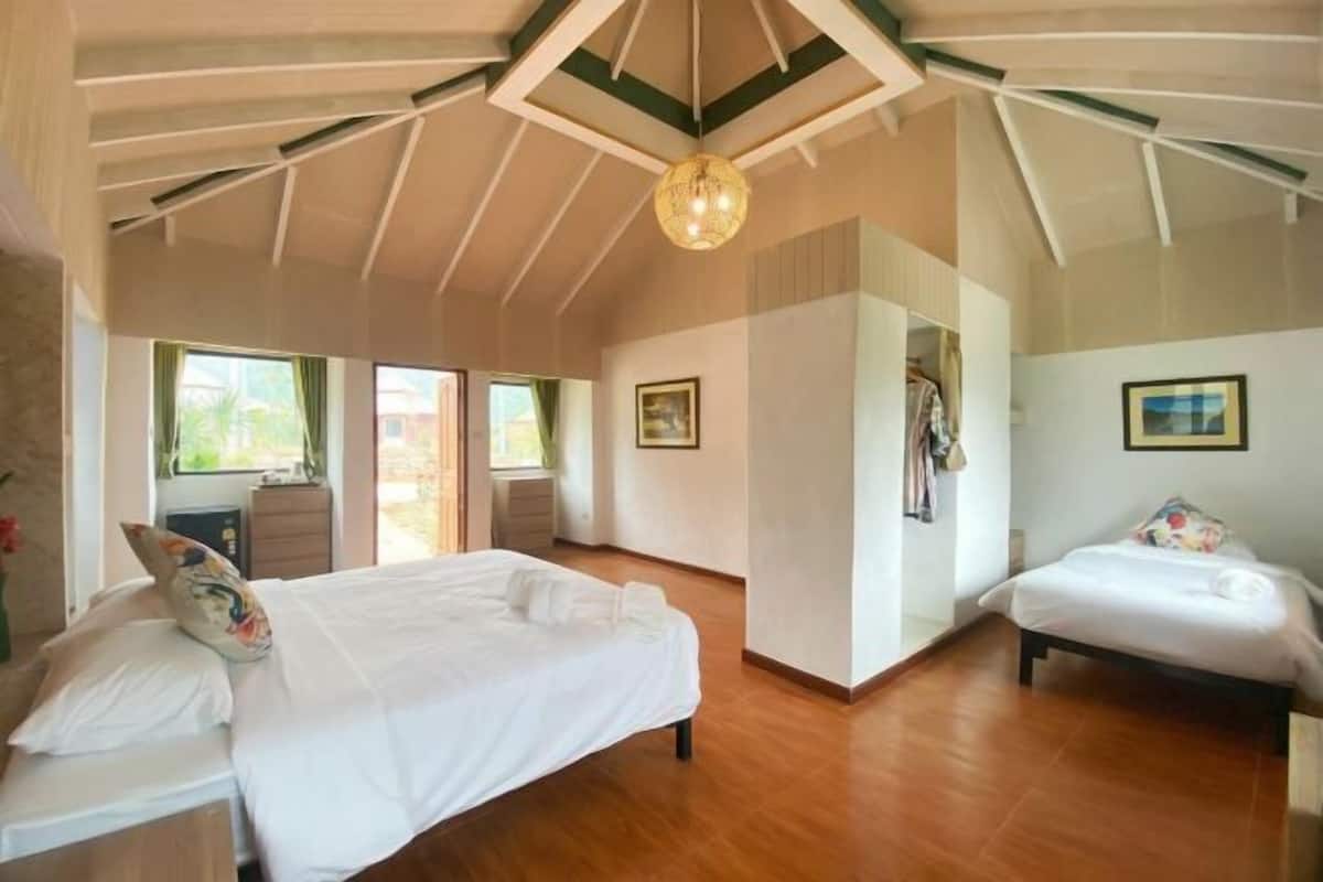 Desk, laptop workspace, cribs (free), WiFi (free)