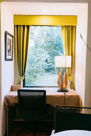 Villa Grand, vista al jardín | Área de sala de estar | Chimenea y tenis de mesa 