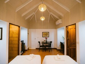 Habitación estándar con 2 camas individuales | Escritorio, espacio para trabajar con laptop y cunas gratuitas 