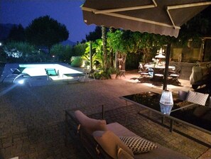 Outdoor dining - Holiday Home in Villa with Private Pool, Lake View and Wi-Fi (San Gregorio)