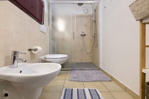 Shower, hair dryer, towels - A Romantic Oasis with Pool, Lake View, and Wi-Fi (San Gregorio)