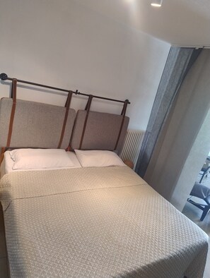 Room - Holiday Home in Villa with Private Pool, Lake View and Wi-Fi (San Gregorio)