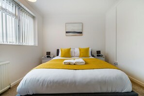 3 bedrooms, iron/ironing board, WiFi, bed sheets - Free parking, private garden and Elizabeth Line at your door (Greater London)