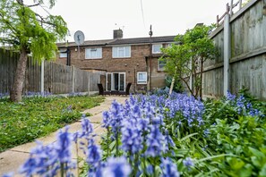 Property grounds - Free parking, private garden and Elizabeth Line at your door (Greater London)