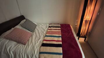 Ropa de cama de alta calidad, cortinas blackout y wifi gratis