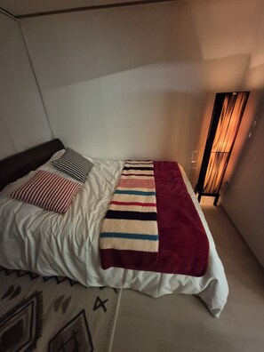 Ropa de cama de alta calidad, cortinas blackout y wifi gratis 