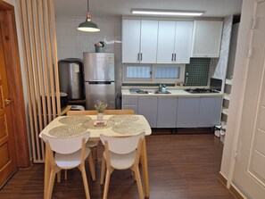 ตู้เย็นขนาดใหญ่, หม้อหุงข้าว, เครื่องครัว/จาน/ช้อนส้อม, เครื่องเทศ