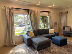 Smart TV - Wrigley Spanish Bungalow • 3 Bed • 5 Min Downtown (Long Beach)