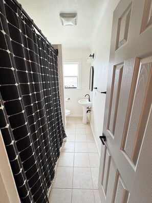 Hair dryer, towels, soap, shampoo - Wrigley Spanish Bungalow • 3 Bed • 5 Min Downtown (Long Beach)