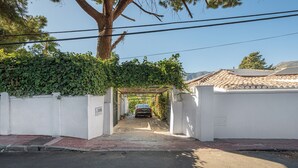 Property grounds - Villa in Marbella near the beach, private pool, 4 bedrooms, 3 bathrooms, sleeps 10 (Marbella)
