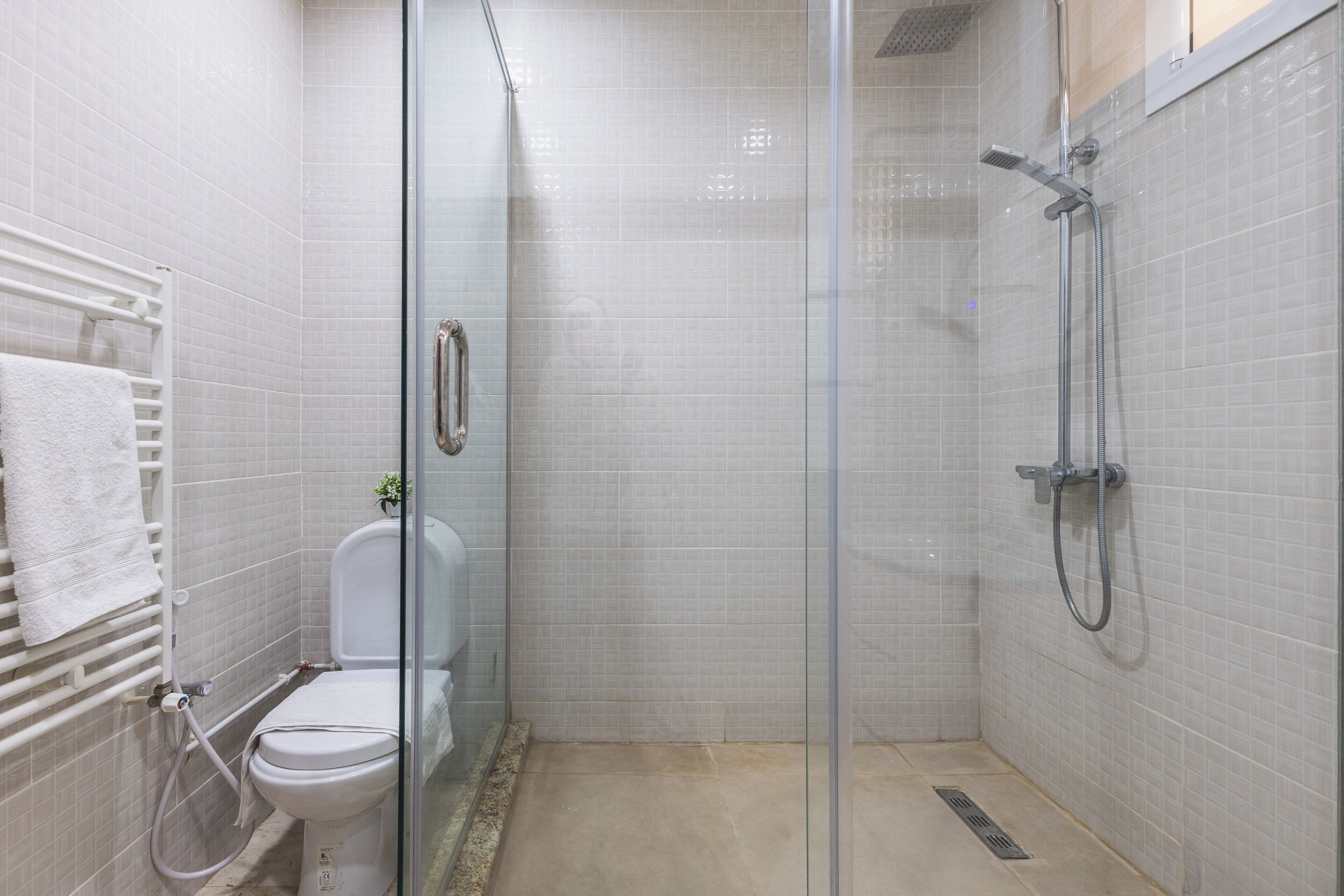 Appartement | Badkamer | Gratis toiletartikelen, een haardroger, handdoeken, zeep