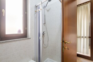 Shower, bidet, towels - GuestHost - De Blasi House (Lecce)