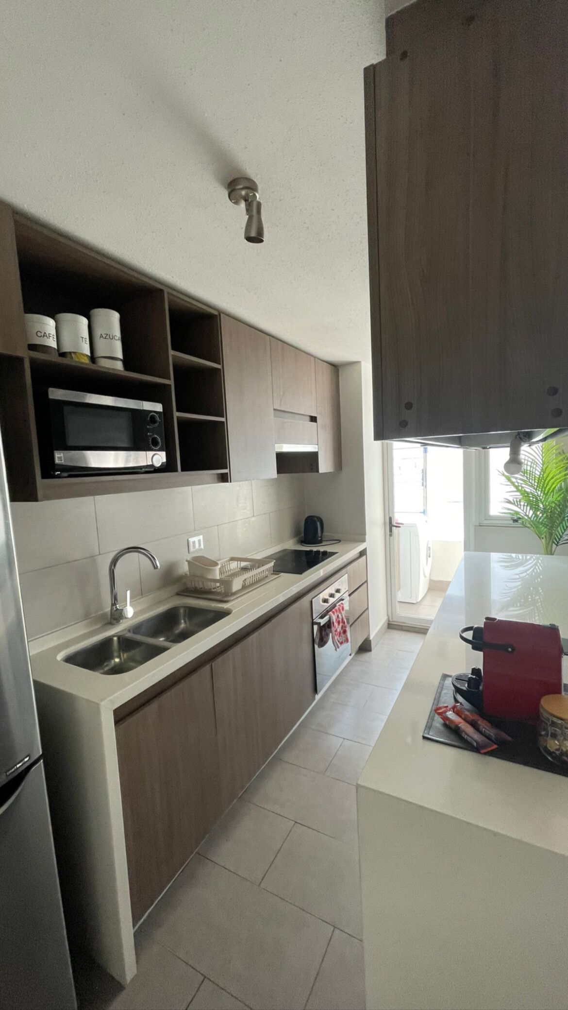 Full-size fridge, microwave, oven, stovetop