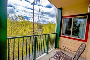 Property grounds - Cozy 2-bedroom apartment with AC in tranquil Gatlinburg Laurel Point (Gatlinburg)