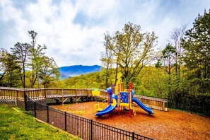 Children’s area - Cozy 2-bedroom apartment with AC in tranquil Gatlinburg Laurel Point (Gatlinburg)