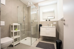 Apartment, 2 Bedrooms, Mobility Accessible, Kitchen | Bathroom | Shower, hair dryer, towels - Aparthotel Neckartal (Remseck am Neckar)