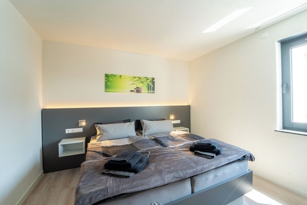 Apartment, 2 Bedrooms, Mobility Accessible, Kitchen | Desk, laptop workspace, blackout drapes, soundproofing