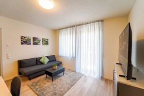 Apartment, 2 Bedrooms, Mobility Accessible, Kitchen | Living room