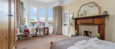 3 bedrooms, iron/ironing board, internet, bed sheets