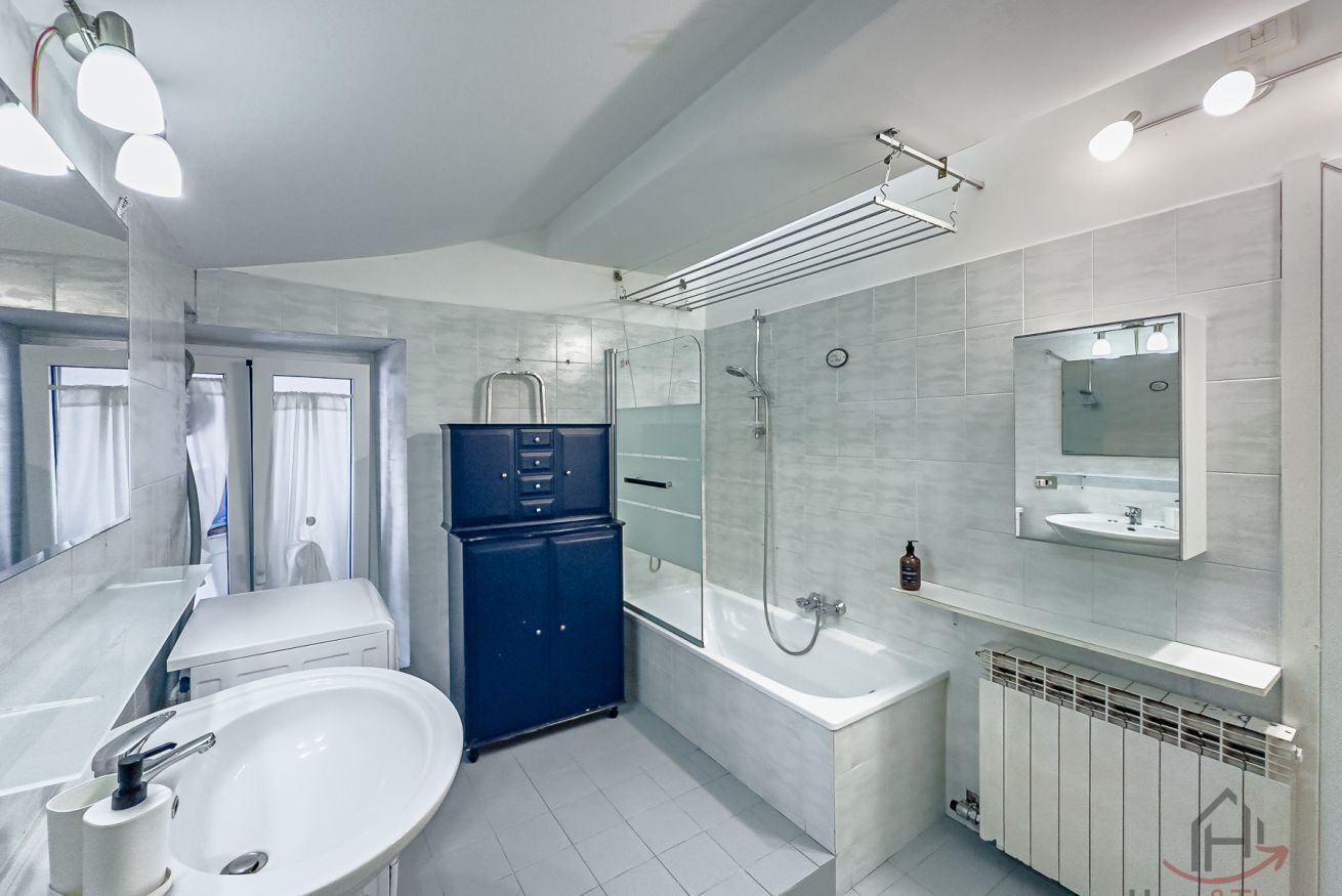 Bidet, towels